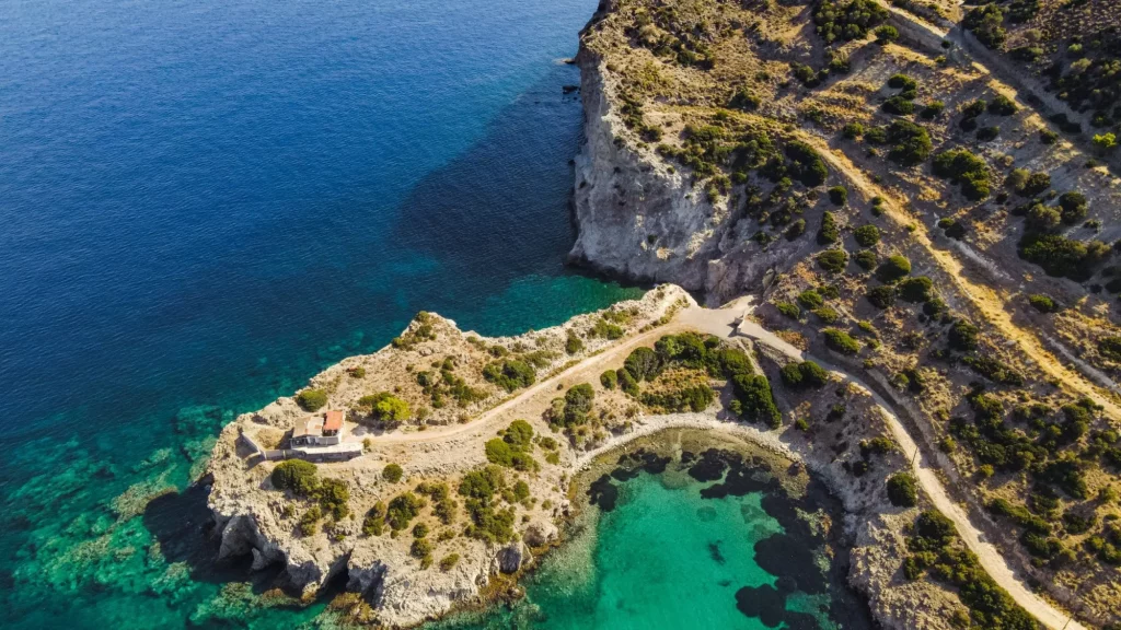 Aegina-kysten med blått vann, en liten bukt på en vakker gresk øy sett fra en drone, ovenfra og ned
