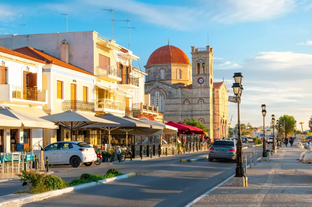 Die Altstadt am Hafen von Aegina, Griechenland, mit Blick auf die Kirche des Heiligen Nikolaus auf der griechischen Insel Ägina.