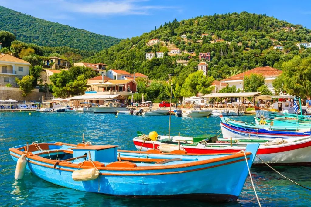 Värikkäitä kreikkalaisia kalastusveneitä Kionin satamassa Ithakan saarella, Kreikka.