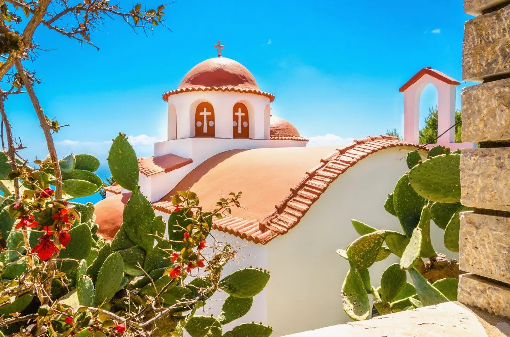 Typische Griekse kerk met rode dakbedekking, Griekenland