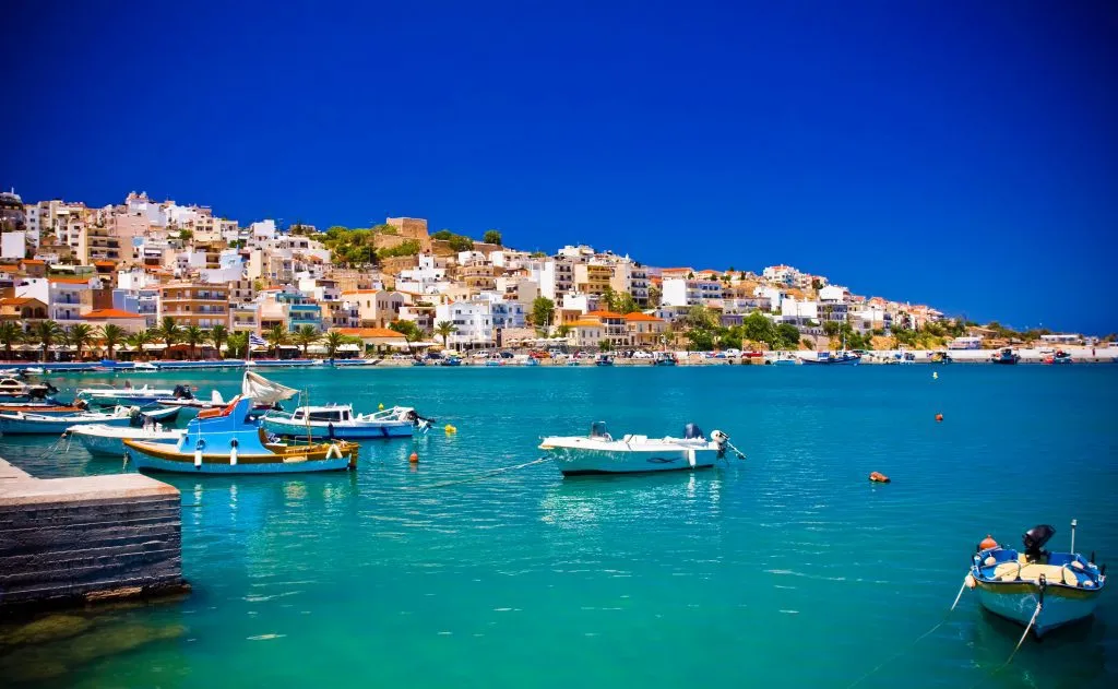 strandpromenad i Medelhavsstaden Sitia Grekland Kreta