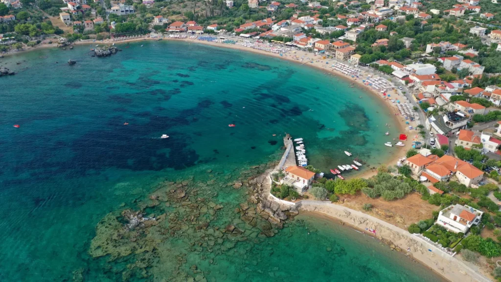 Panoramafoto fra drone av den ikoniske, pittoreske landsbyen og sandstranden Stoupa i hjertet av Messinian Mani på Peloponnes i Hellas.