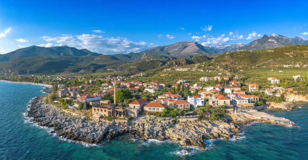 Luftfoto af den vidunderlige kystby Kardamyli i Grækenland, som ligger i det messeniske Mani-område. Det er et af de smukkeste steder at besøge i Grækenland og Europa.
