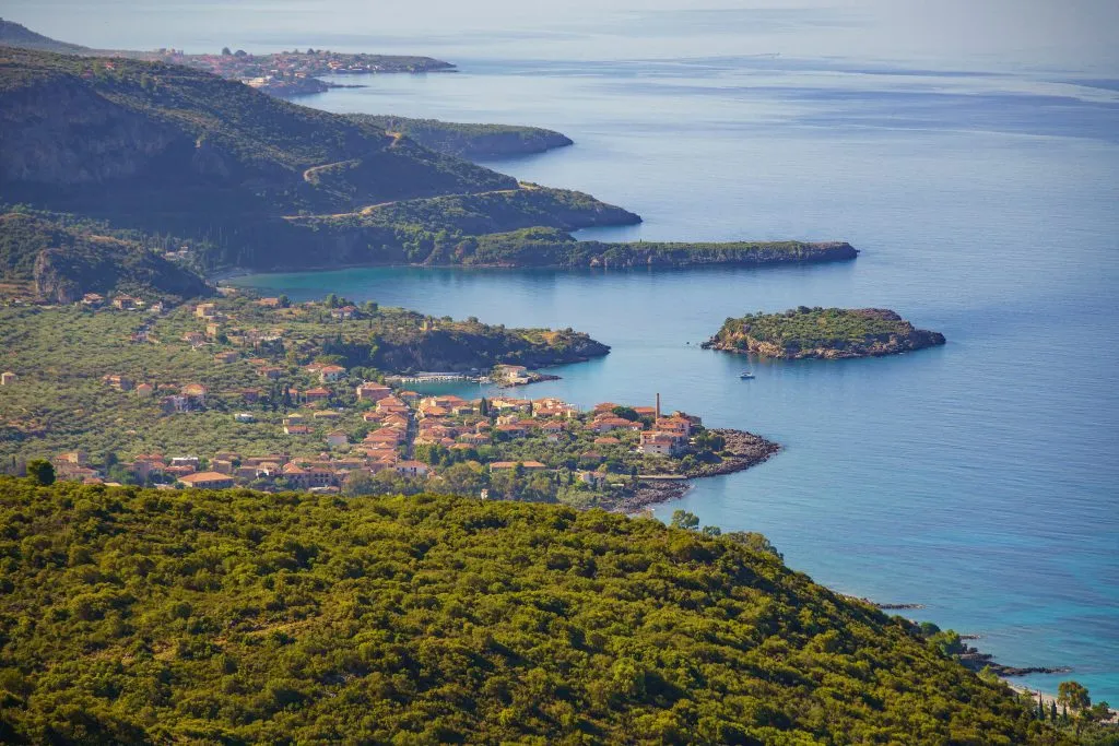 Flyfoto av den fantastiske kystlandsbyen Kardamyli i det messeniske Mani-området i Hellas. Det er et av de vakreste stedene å besøke i Hellas og Europa.