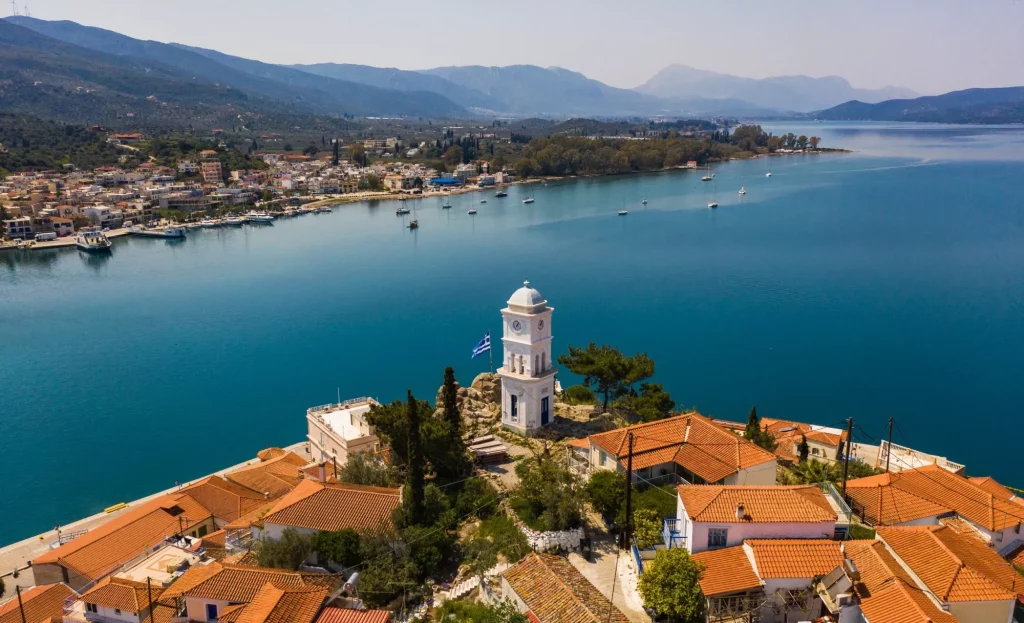 Photo aérienne de la tour de l'horloge de l'île de Poros, Grèce, prise par un drone.