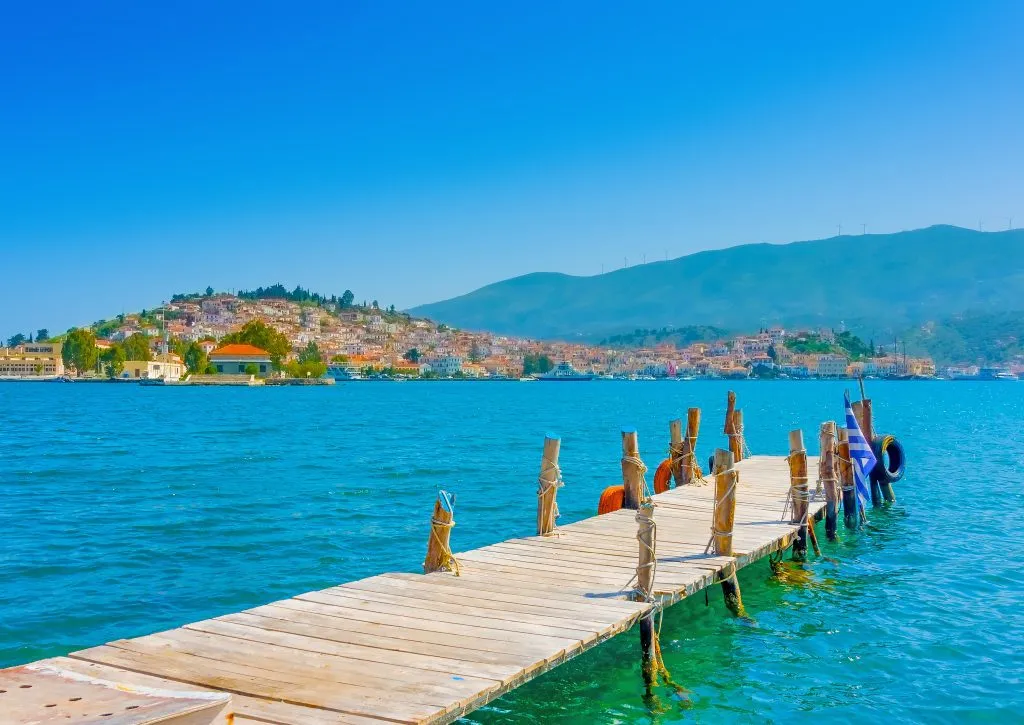 Pier aus Holz auf der Insel Poros in Griechenland