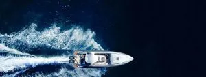 Aerial Drohne ultra breit oben nach unten Foto mit Kopie Raum von Luxus starren Schlauchboot Kreuzfahrt in hoher Geschwindigkeit in der Ägäis tiefblauen Meer, Griechenland